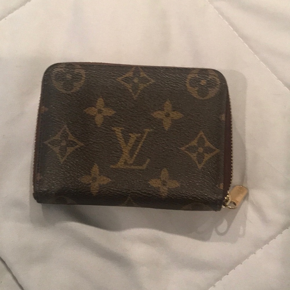 Downsizing my purse collection:)